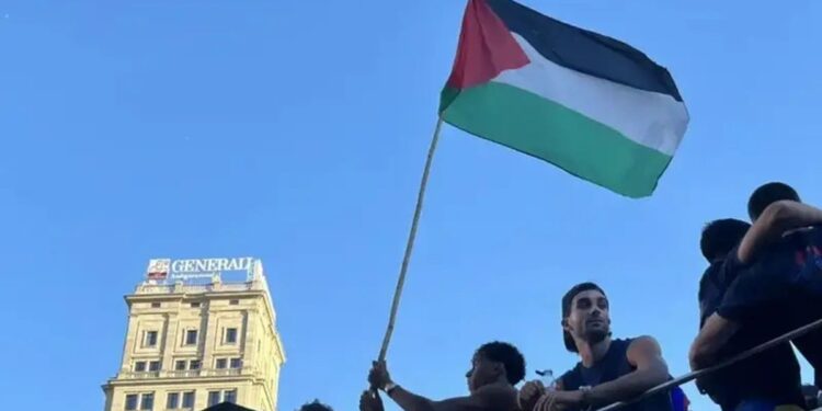 El gobierno de Israel cargó contra Lamine Yamal por agitar una bandera palestina en los festejos del Barcelona
