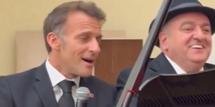 Emmanuel Macron sorprendió a todos cantando “La Bohème” junto al primer ministro de Armenia