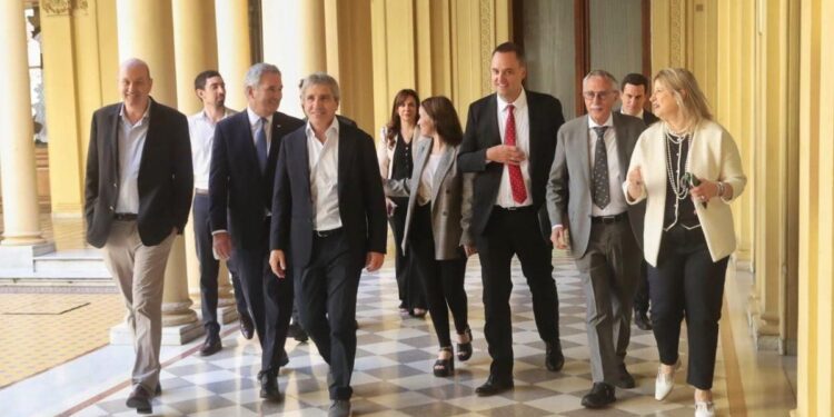 En medio de las tensiones internas, Manuel Adorni reúne al Gabinete y reaparece en conferencia de prensa