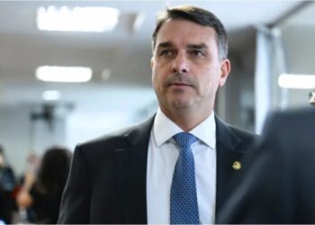 Flavio Bolsonaro admite haberse reunido con un banquero acusado de fraude