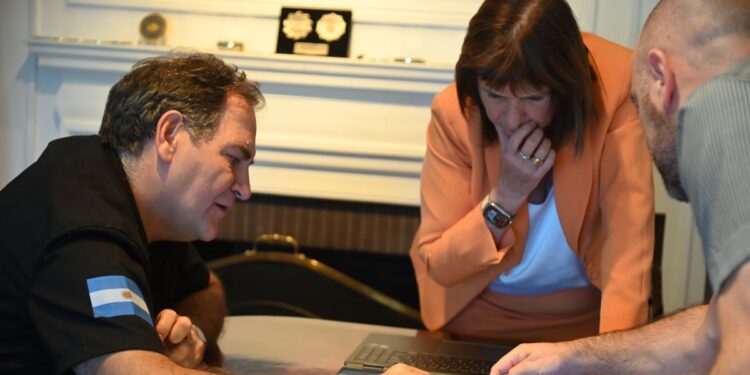 Fuerte cruce entre Patricia Bullrich y el gobierno de Axel Kicillof por el robo a un nene de 12 años