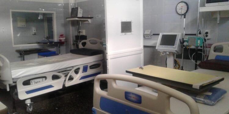 Hospital Durand: denuncian que una persona se metió en terapia y que un paciente murió tras ser desconectado del respirador