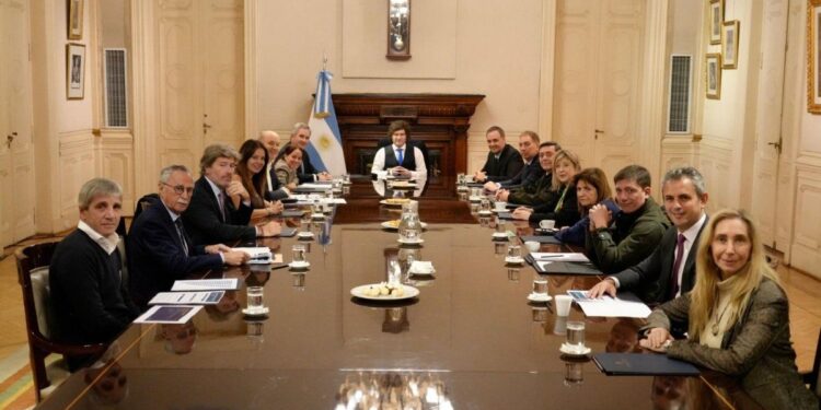Javier Milei reunió al Gabinete y volvió a respaldar a Manuel Adorni en medio de la crisis interna