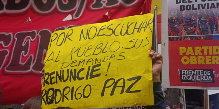 La comunidad boliviana marchó contra la represión de Rodrigo Paz y denunció la complicidad de Javier Milei
