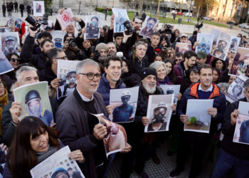 La muestra de Pablo Grillo censurada en el Senado se exhibió frente al Congreso