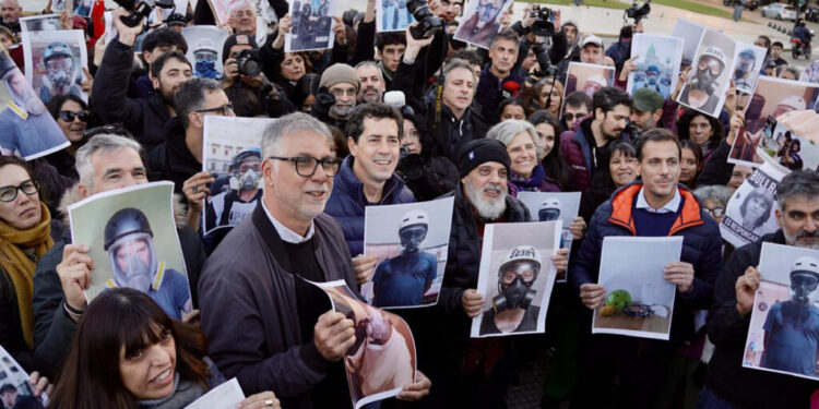 La muestra de Pablo Grillo censurada en el Senado se exhibió frente al Congreso