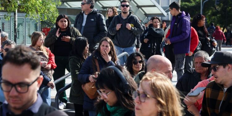 La odisea de viajar: un mayo caótico por el ajuste en transporte