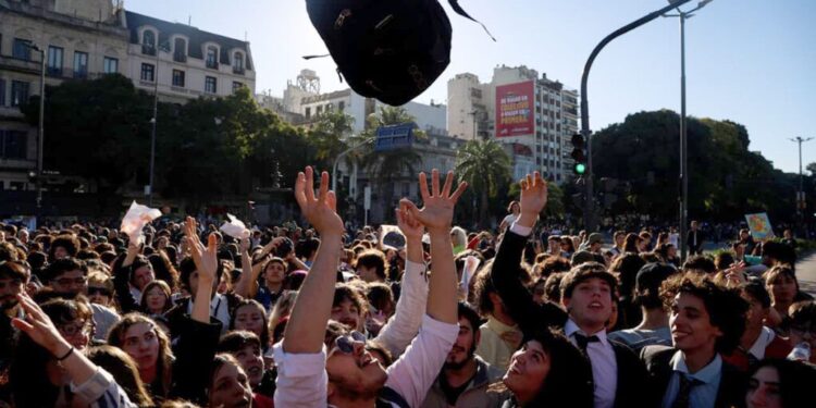 La Plaza universitaria habló: «La libertad no empieza por el mercado, empieza por el aula»