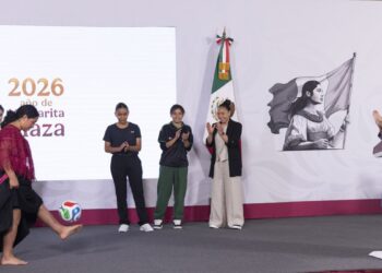 La presidenta de México, Claudia Sheinbaum, entregó su boleto para la inauguración al Mundial 2026 a una joven indígena