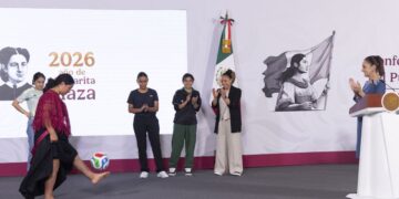 La presidenta de México, Claudia Sheinbaum, entregó su boleto para la inauguración al Mundial 2026 a una joven indígena