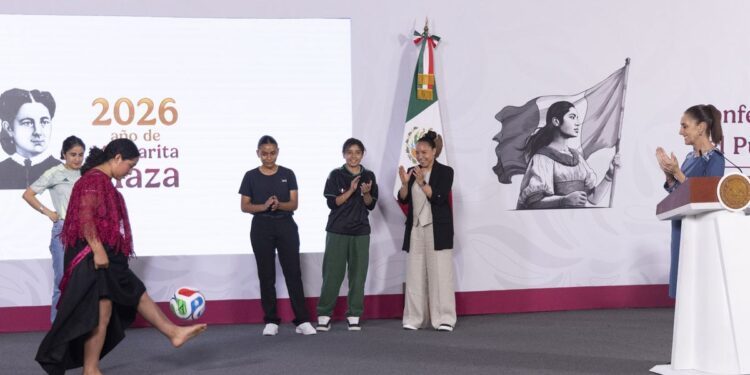 La presidenta de México, Claudia Sheinbaum, entregó su boleto para la inauguración al Mundial 2026 a una joven indígena