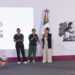 La presidenta de México, Claudia Sheinbaum, entregó su boleto para la inauguración al Mundial 2026 a una joven indígena