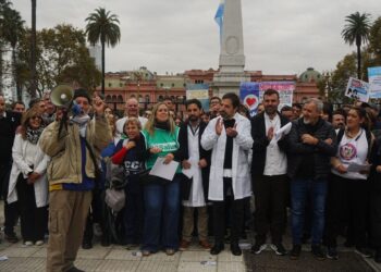 Más de 60 mil personas contra el ajuste de Milei y Lugones: “Están destruyendo la salud de hoy y del futuro”