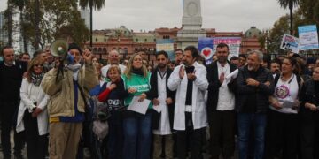 Más de 60 mil personas contra el ajuste de Milei y Lugones: “Están destruyendo la salud de hoy y del futuro”