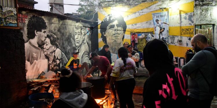 Olla popular en la casa de Diego: “Milei es hambre”