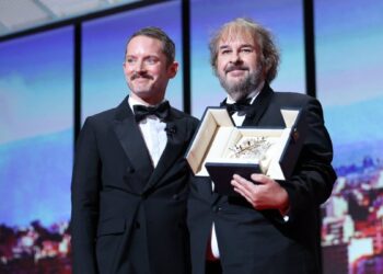 Reunión de “El Señor de los Anillos” en Cannes: Peter Jackson recibió la Palma de Oro de manos de Elijah Wood