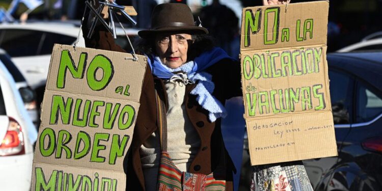 Sander van den Linden: “No podemos etiquetar de ‘negacionista’ a todo aquel que cuestiona la ciencia”