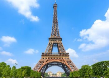Subastan un tramo de la escalera de la Torre Eiffel por €450.160