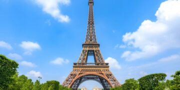 Subastan un tramo de la escalera de la Torre Eiffel por €450.160