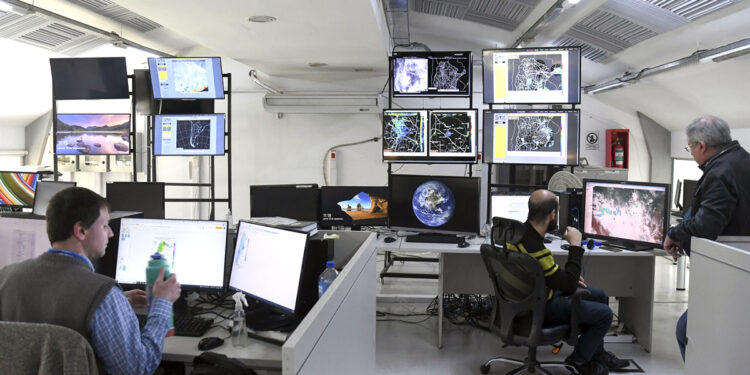 Tras el despido de 140 trabajadores, la mitad de las estaciones del Servicio Meteorológico no hará observaciones nocturnas