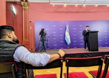 Adrián Ravier debutó como vocero e intentó despegarse del estilo Adorni