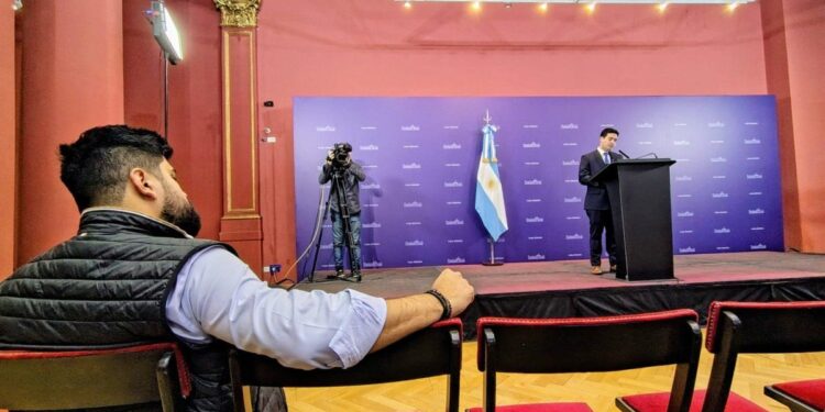 Adrián Ravier debutó como vocero e intentó despegarse del estilo Adorni