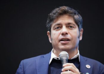 Axel Kicillof con los tapones de punta contra Manuel Adorni: “Si fuera peronista estaría preso”