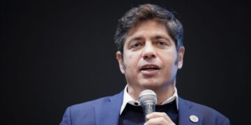 Axel Kicillof con los tapones de punta contra Manuel Adorni: “Si fuera peronista estaría preso”