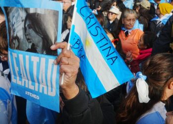 Banderas en su corazón: un Parque Lezama bancando a Cristina Libre