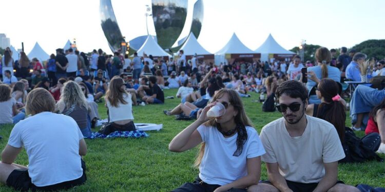 Buenos Aires se reinventa: los desafíos a futuro de una población envejecida, con menos nacimientos y más hogares unipersonales
