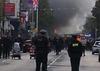Caos en Irlanda del Norte: protestas antiinmigración tras un ataque con cuchillo que dejó a un hombre grave