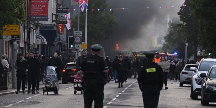 Caos en Irlanda del Norte: protestas antiinmigración tras un ataque con cuchillo que dejó a un hombre grave