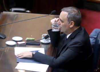 Caso Manuel Adorni: uno de los denunciantes pidió la prisión preventiva del ex jefe de Gabinete o que se le prohíba salir del país
