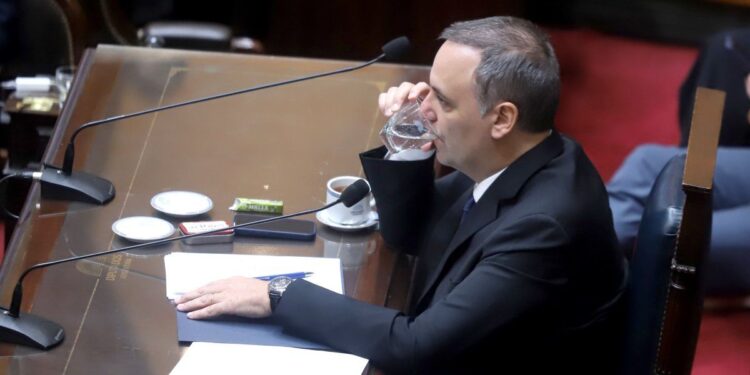 Caso Manuel Adorni: uno de los denunciantes pidió la prisión preventiva del ex jefe de Gabinete o que se le prohíba salir del país
