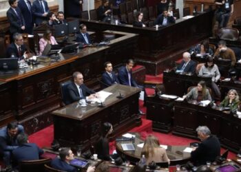 Con una jugada de último momento, Martín Menem busca desactivar la sesión contra Manuel Adorni