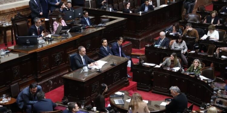Con una jugada de último momento, Martín Menem busca desactivar la sesión contra Manuel Adorni