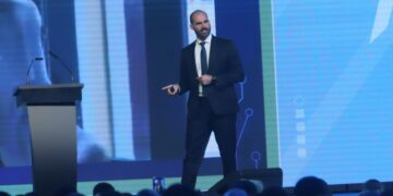Condenaron a Eduardo Bolsonaro a más de 4 años de prisión por coaccionar a la Justicia