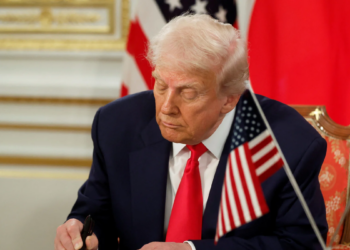 Donald Trump firmó en Versalles el acuerdo con Irán para frenar la guerra en Medio Oriente