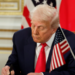 Donald Trump firmó en Versalles el acuerdo con Irán para frenar la guerra en Medio Oriente