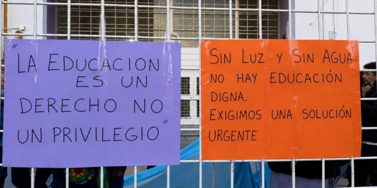 El drama de 800 chicos de escuelas porteñas sin clases por fallas eléctricas y falta de agua