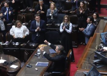 El procedimiento para interpelar a Manuel Adorni en el Congreso divide aguas entre libertarios