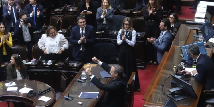 El procedimiento para interpelar a Manuel Adorni en el Congreso divide aguas entre libertarios