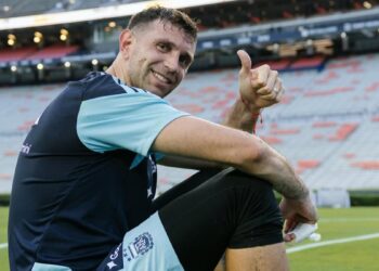 Emiliano Dibu Martínez se entrenó con dos guantes, sin yeso y crecen las chances de que sea titular en el debut
