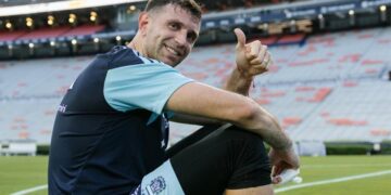 Emiliano Dibu Martínez se entrenó con dos guantes, sin yeso y crecen las chances de que sea titular en el debut