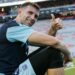 Emiliano Dibu Martínez se entrenó con dos guantes, sin yeso y crecen las chances de que sea titular en el debut