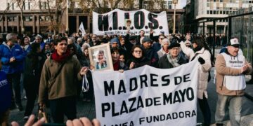 Emotiva despedida de Taty Almeida en Plaza de Mayo