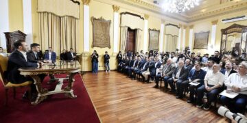 En Corrientes, Kicillof se reunió con el gobernador Valdés y tendió puentes con gremialistas e intendentes
