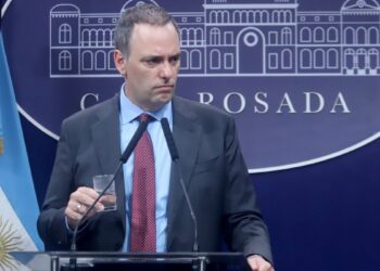 Fiscal pide batería de nuevas medidas contra Manuel Adorni: el patrimonio de su hermano y movimientos en Indio Cua en la mira