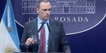 Fiscal pide batería de nuevas medidas contra Manuel Adorni: el patrimonio de su hermano y movimientos en Indio Cua en la mira