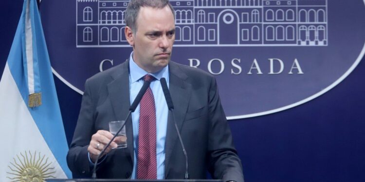 Fiscal pide batería de nuevas medidas contra Manuel Adorni: el patrimonio de su hermano y movimientos en Indio Cua en la mira